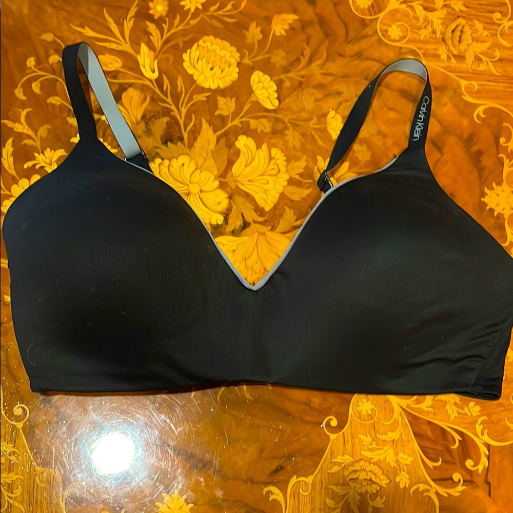 Calvin Klein Black Wireless lightly padded Bra Adjustable Crossable Straps, L